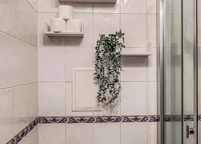 公寓 Fireplace Near Bus & Train Station