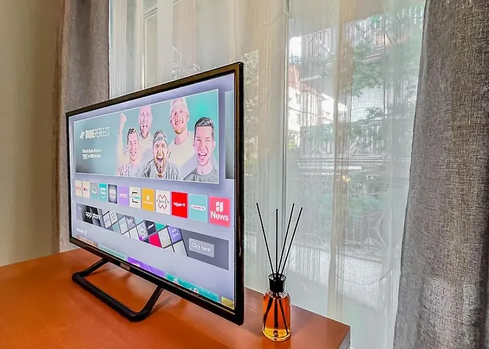 公寓 Fireplace Near Bus & Train Station