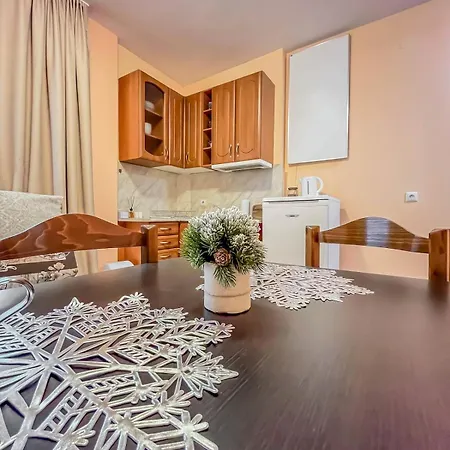 Апартамент Fireplace Near Bus & Train Station