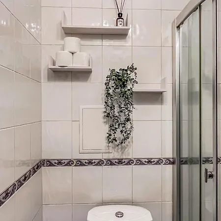 Апартамент Fireplace Near Bus & Train Station