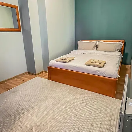 Fireplace Near Bus & Train Station Апартамент *