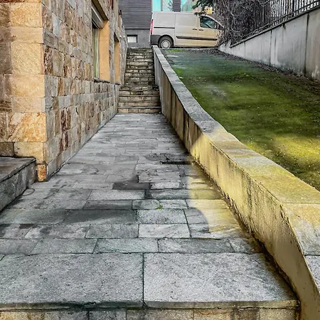 Fireplace Near Bus & Train Station Апартамент