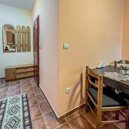 Fireplace Near Bus & Train Station Апартамент