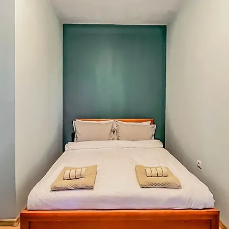 Fireplace Near Bus & Train Station Апартамент