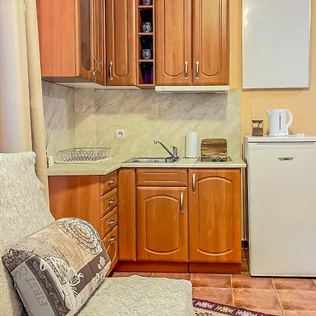 Апартамент Fireplace Near Bus & Train Station